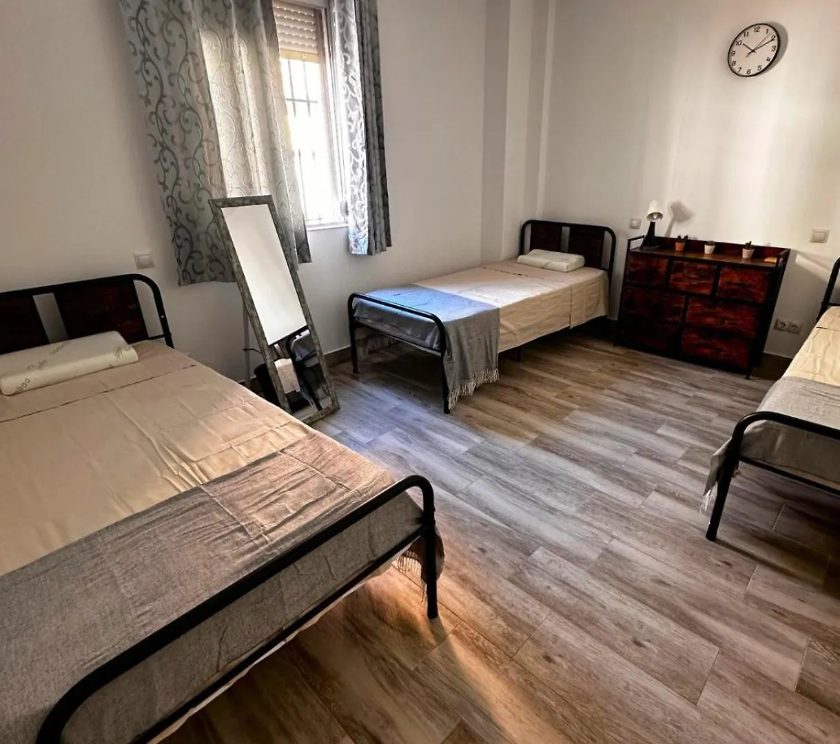Сasa de vacaciones Amplia Casa Entera Con Patio Y Terraza Para Familia Y Grupo De Amigos Málaga
