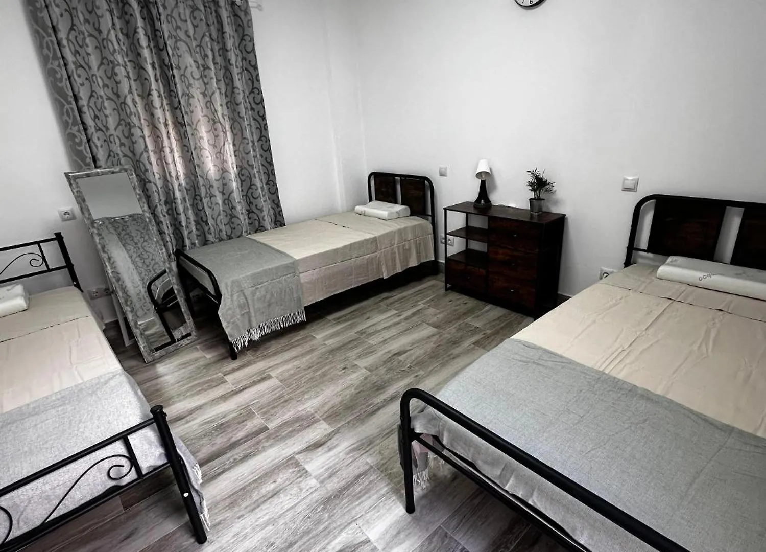 Amplia Casa Entera Con Patio Y Terraza Para Familia Y Grupo De Amigos contacts